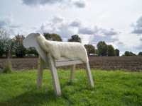 Schaf aus Holz mit echtem Lammfell